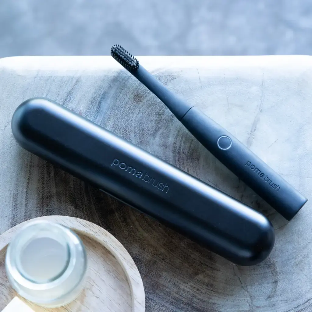 [PL-PB02CC-BLK] pomabrush model 2.0 with UV-C charging case (Black).webp
