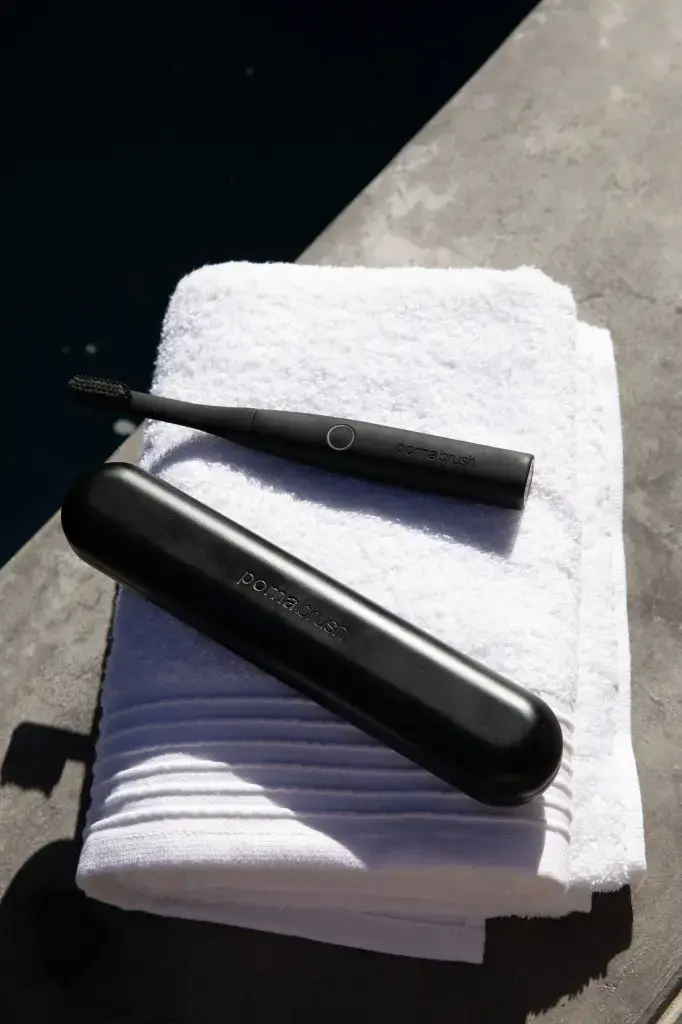 pomabrush black on towel.webp